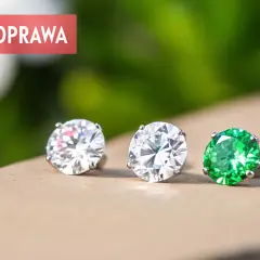 Trzy błyszczące kamienie: dwa białe i jeden zielony, każdy z precyzyjnym fasetowym szlifem, prezentują swoje piękno.