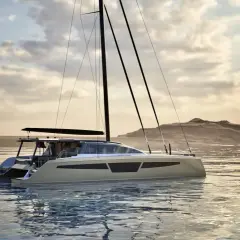 Catamarano moderno in navigazione, con le sue linee eleganti che suggeriscono grande velocità.