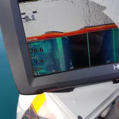 Schermo Lowrance Hook Reveal 7 con dati di profondità, temperatura e velocità. Le recensioni confermano la sua efficacia per la pesca.
