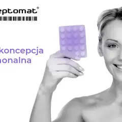 Uśmiechnięta kobieta trzymająca opakowanie tabletek antykoncepcyjnych.