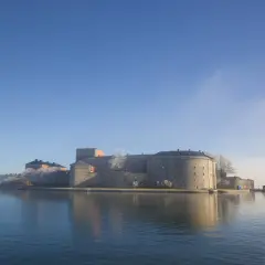 Vaxholms kastell reser sig stolt ur vattnet en klar, kall dag.