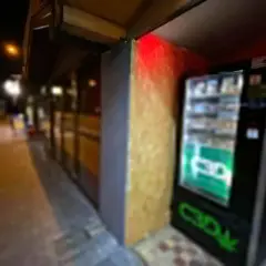 Automat z produktami CBD na nocnej ulicy.
