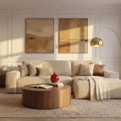 Mysigt torp vardagsrum med beigefärgad soffa, träbord och konst. Inredning som skapar en varm och inbjudande atmosfär.