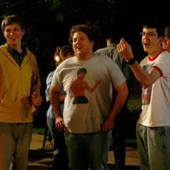 Die Besetzung von Superbad feiert eine Party. Michael Cera, Jonah Hill mit Bruce Lee T-Shirt und Christopher Mintz-Plasse lachen ausgelassen.