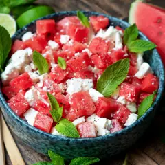 Erfrischender Wassermelone Feta Salat mit Minze und Limette, perfekt für heiße Tage.