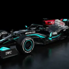 Czarny bolid F1 Mercedes-AMG Petronas z turkusowymi akcentami i czerwonym wlotem powietrza.