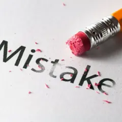 Gumka ściera słowo "Mistake", symbolizując **poka yoke** – system zapobiegający błędom.
