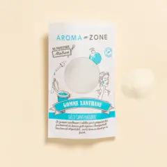 Un sachet de gomme xanthane Aroma-Zone, un gélifiant naturel pour vos cosmétiques maison. Une poudre fine à côté du paquet.