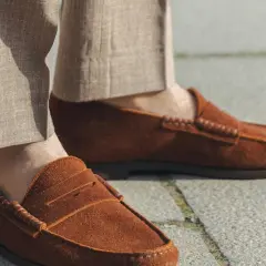 Chaussures marron en cuir suédé, un classique intemporel. Le nubuck vs suede, une question de texture pour un style décontracté.