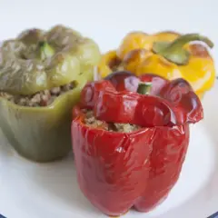 Pimientos rellenos de carne y arroz, horneados hasta quedar tiernos. Un plato casero y delicioso.