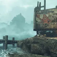 Mglisty krajobraz z zniszczonym znakiem "Welcome to Far Harbor" i drewnianym molo.