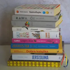 Stos najlepszych książek kucharskich: Gastrofizyka, Kawa, Leksykon Smaków, Słodka wegan nerd, Jerozolima i inne inspiracje.