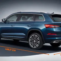 Niebieski Skoda Kodiaq z zaznaczonymi wymiarami: długość 469,7 cm, szerokość 208,7 cm, wysokość 168,1 cm.