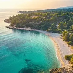 Piękna plaża i turkusowe morze, idealne na wakacje. Kemer Turcja atrakcje zachwycają!
