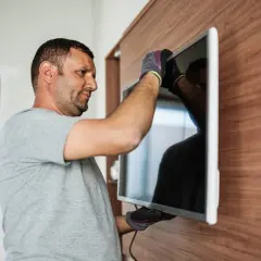 Jak zamontować TV Sharp na ścianie? Praktyczny poradnik krok po kroku