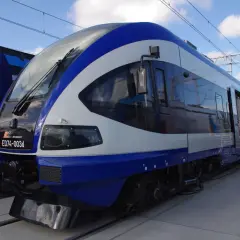 Nowy, nowoczesny ezt pociąg ED74-003d PKP Intercity stoi na torach.