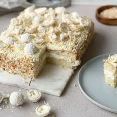 En vit chokladtårta med nötter och praliner. Ett perfekt tårta recept för alla tillfällen.