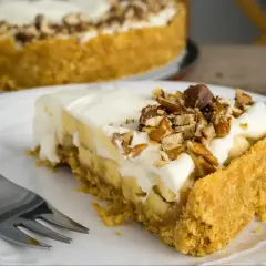 Pyszny kawałek banoffee z kremem, bananami i orzechami. Idealny przepis na deser.