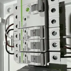 Budowa przewodu elektrycznego: zabezpieczenia nadprądowe Noark i podłączone przewody w rozdzielnicy.