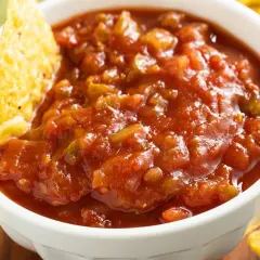 Chrupiące nachos zanurzone w świeżym, domowym pico de gallo. Idealna przekąska na imprezę.