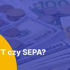 Stos banknotów i monet. Tekst: SWIFT czy SEPA? Dowiedz się, swift co to jest i jak działa.