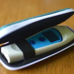 Termometr elektroniczny w etui. Idealny do pomiaru temperatury na czole lub skroni, gdy czujesz się źle.