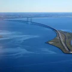 Most Øresund, gdzie kupić bilet na most oresund, łączy Danię ze Szwecją. Widok z lotu ptaka na imponującą konstrukcję nad wodą.