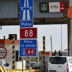 Na bramkach autostradowych widać znaki informujące, jak się płaci za autostrady w Polsce, w tym system e-TOLL.