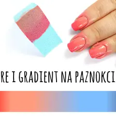 Gąbka z różowym i niebieskim lakierem obok dłoni z paznokciami w stylu ombre. Efekt ombre na paznokciach.
