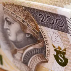 Zbliżenie na stos polskich banknotów 200 zł z wizerunkiem królowej Jadwigi.