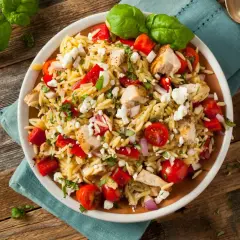 Perfekcyjna sałatka z makaronem orzo? Poznaj moje sekrety!
