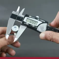 Manos sujetan un tornillo hexagonal y un calibre digital para su calibre medicion. La pantalla muestra 1.222.