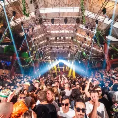 Folla scatenata ad Amnesia Ibiza, un evento indimenticabile con luci stroboscopiche e musica pulsante.