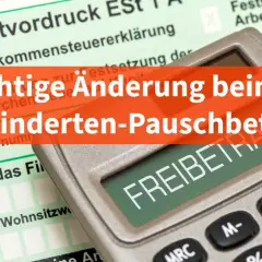 Wichtige Änderung beim Behinderten-Pauschbetrag. Ein Taschenrechner und ein Steuerformular deuten auf finanzielle Neuigkeiten hin.