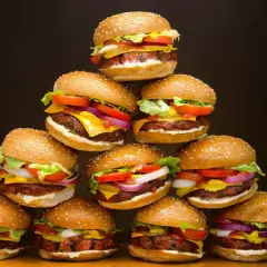 Stosik domowych hamburgerów z serem, sałatą, pomidorami i cebulą na ciemnym tle.