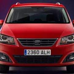 Röd Seat Alhambra med registreringsskylten 2360 ALH. Ett problem med denna modell kan vara dess storlek.