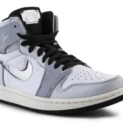 Biało-szare Jordan 1 Zoom z czarnymi sznurówkami i logo "ZOOM AIR" na języku.