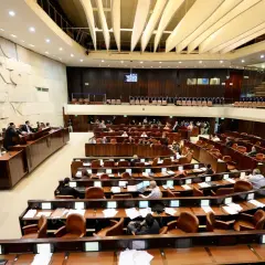 Das israelische Parlament, die Knesset, mit Abgeordneten in ihren Sitzen und einer Rede am Rednerpult.