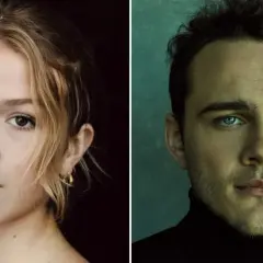 Zbliżenie na twarze młodej kobiety z blond włosami i mężczyzny o niebieskich oczach. To prawdopodobnie obsada filmu "It Ends With Us".