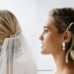 Eleganckie fryzury ślubne krótkie włosy z opaską z pereł. Dwie propozycje: welon z perłowymi wsuwkami i wsuwki wpięte we włosy.