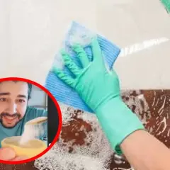 Mężczyzna pokazuje, jak zrobić domowy środek do czyszczenia kabiny prysznicowej ocet i soda. Ręka w rękawiczce czyści szklaną ściankę.