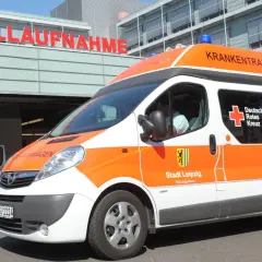 Ein Krankenwagen des Deutschen Roten Kreuzes steht vor der Notaufnahme. Die Frage, wer zahlt Krankentransport, klären oft die Krankenkassen.