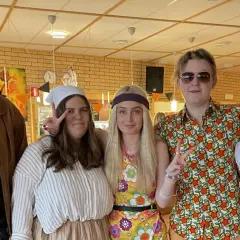 Fem vänner i färgglada 70-talskläder, kanske lite fel tema idéer för en fest?