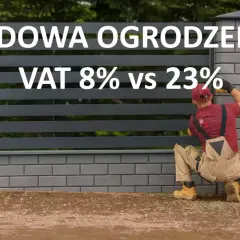 Budowa ogrodzenia: VAT 8% vs 23%. Pracownik montuje nowoczesne ogrodzenie.