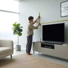 Na jakiej wysokości powiesić telewizor 55 cali, by uniknąć bólu karku?