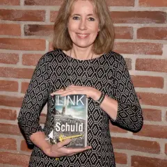 Eine Frau hält das Buch "Ohne Schuld" aus der kate-linville-reihe.