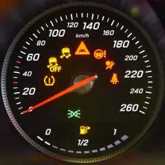 Cruscotto auto con varie luci della macchina spie accese: controllo stabilità, airbag, cinture, pressione pneumatici, carburante e fari.