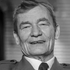 Uśmiechnięty Krzysztof Kiersznowski. Wiele osób szuka informacji, krzysztof kiersznowski na co zmarł, ale to zdjęcie go upamiętnia.