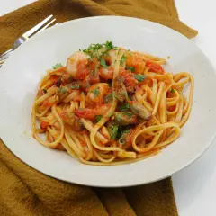 En tallrik linguine med räkor och musslor i tomatsås, en härlig frutti di mare.