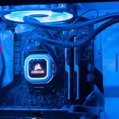 Ein beleuchteter PC-Innenraum mit RGB-Lüftern und der Corsair-CPU-Kühlung, gesteuert durch die icue software.